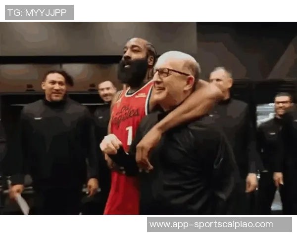 哈登精彩双撤步3加1后坐小范甘迪身旁畅谈篮球趣事 哈登精彩双撤步3加1后坐小范甘迪身旁畅谈篮球趣事